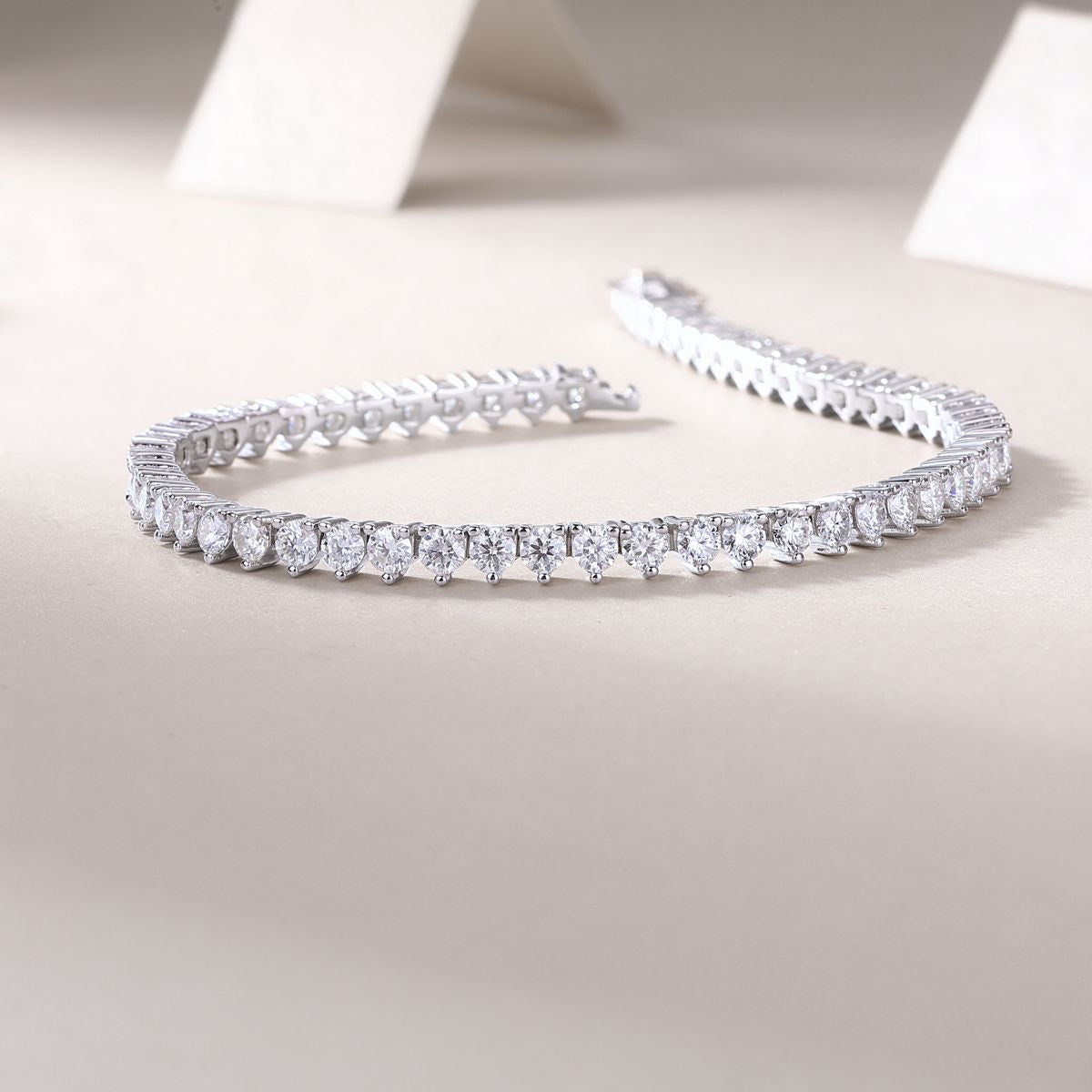 Mark - Set with 0.1-carat Moissan diamonds, S925 sterling silver and platinum-plated diamonds, a fashionable jewelry bracelet, a luxurious silver accessory