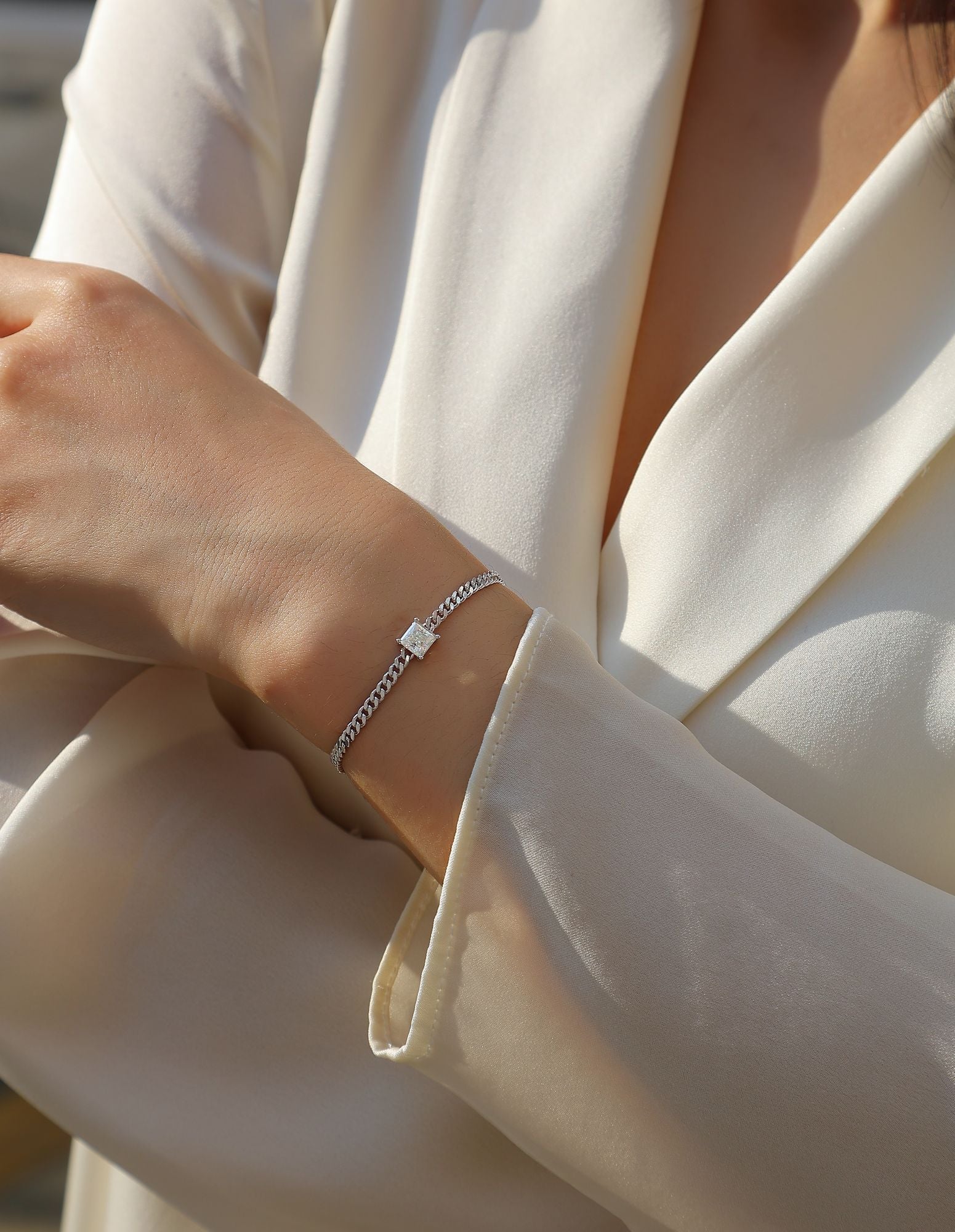 Resolute - A fashionable jewelry bracelet set with Moissanite S925 sterling silver and platinum-plated diamonds, a luxurious silver accessory